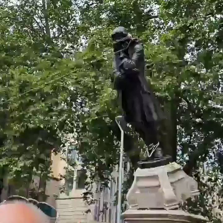 Prosvjednici u Engleskoj srušili kip trgovca robljem i bacili ga u rijeku LR_ZFL9haVNNTygW