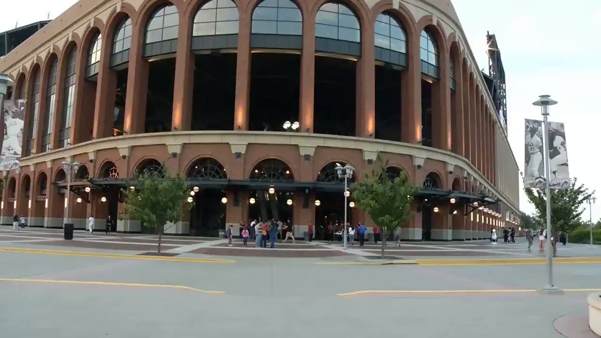 Throw ๐!! ๐
During this week in 2012, the @mets honored the #Hofstra softball super regional team at @CitiField prior to the Mets/Orioles game.
#RoarWithPride
๐ฐ: https://t.co/kqocDbiWZV https://t.co/PDyENC0HjA