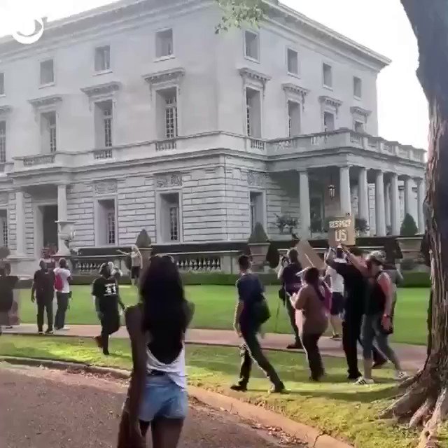 WATCH: This white couple pointed guns at protesters passing by their mansion in St. Louis. The group was marching toward the home of the city's mayor to demand her resignation: https://t.co/cqK8sY9ywE https://t.co/dIzfDcqQwS