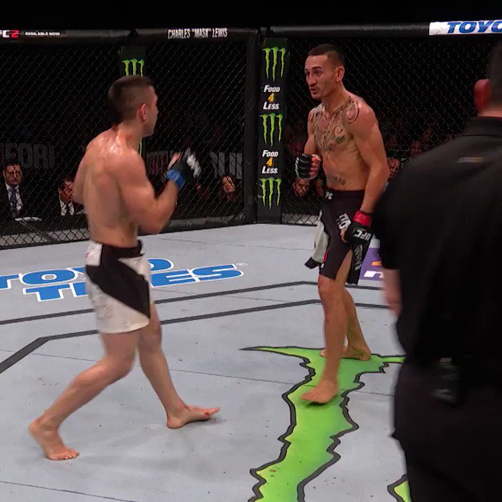Just bite down on the mouthpiece and swing! 👊
🌺 @BlessedMMA knows how to end a round!
#InAbuDhabi @VisitAbuDhabi #UFC251 https://t.co/qDpkUesnZG