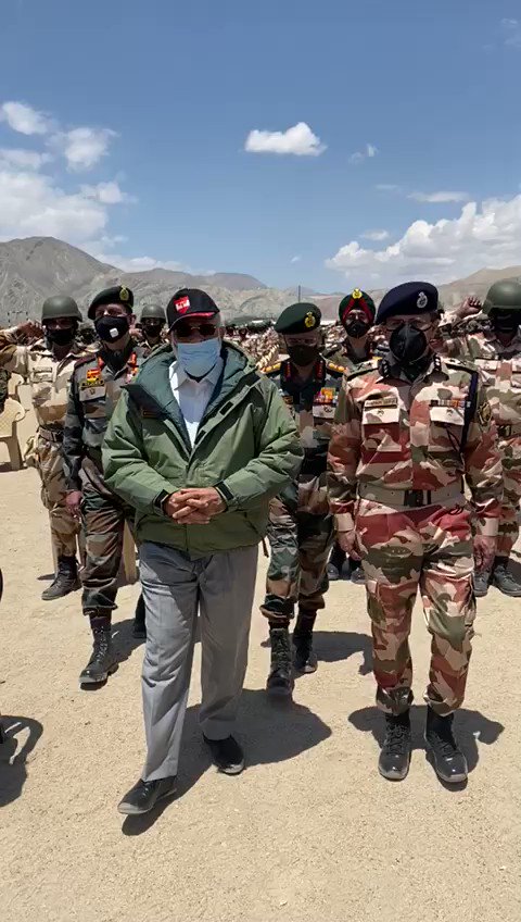 #WATCH: Prime Minister Narendra Modi among soldiers after addressing them in Nimmoo, Ladakh. https://t.co/YMqNs7DIEX