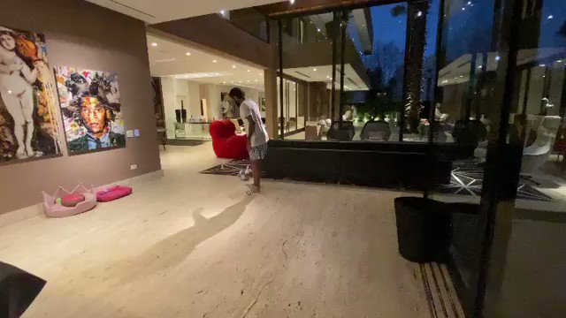 ¡@DaniAlvesD2 derrocha calidad hasta en su casa 😎!
El brasileño decidió que un cesto y un balón son suficientes para disfrutar en su hogar 🗑⚽️
🎥(vía DaniAlves IG) https://t.co/cpxlPpTfOm
