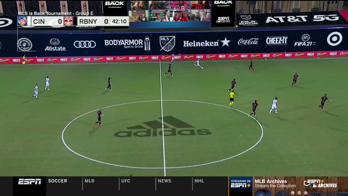 久保裕也 大活躍 3人に囲まれながらの精密ゴールがこれ