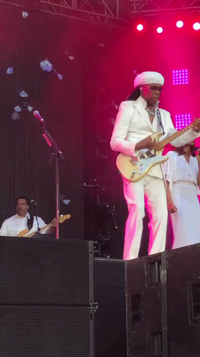 #ModernLove was one of my favorite songs I did on #letsdance w/ @davidbowiereal This intro was simple but effective. Played live here with my band and Russell Graham on lead vocal. https://t.co/wMY4bwVJBj