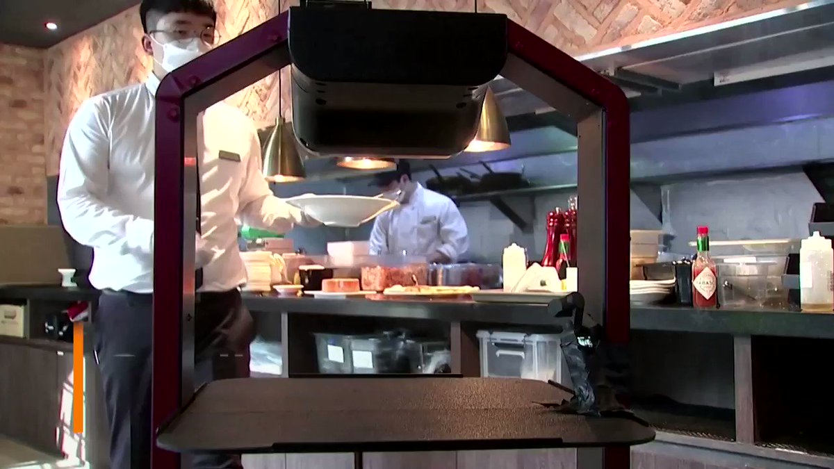 A robot serves customers at this Seoul restaurant in order to minimize human contact and help ensure social distancing https://t.co/WFXcE7ocRN https://t.co/ZwrCgwFn6m
