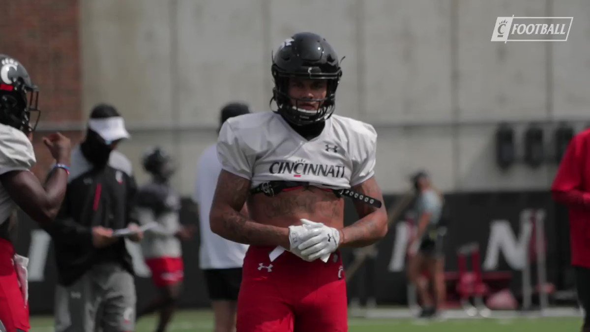 A wide receiver from Lake Wales, Florida...
get to know freshman @NormanLove_.
#Bearcats https://t.co/XF4cm2sneN
