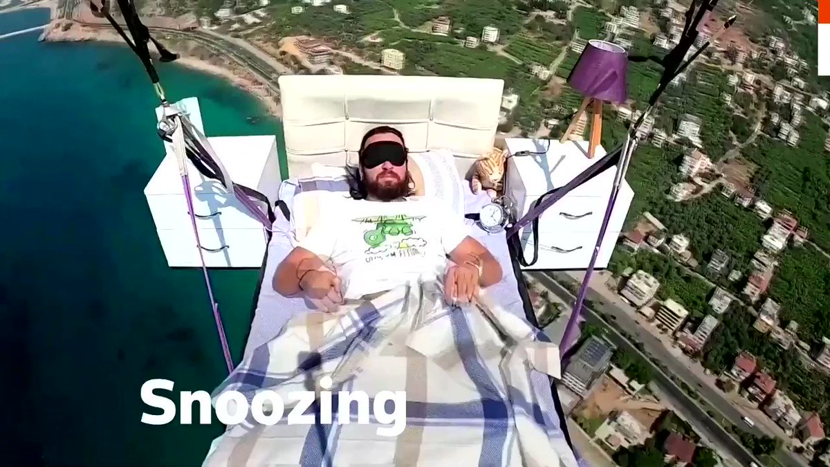 Turkish paraglider takes a nap on a literal ‘airbed’ complete with a table, lamp and alarm clock https://t.co/iPEV5DkVWb