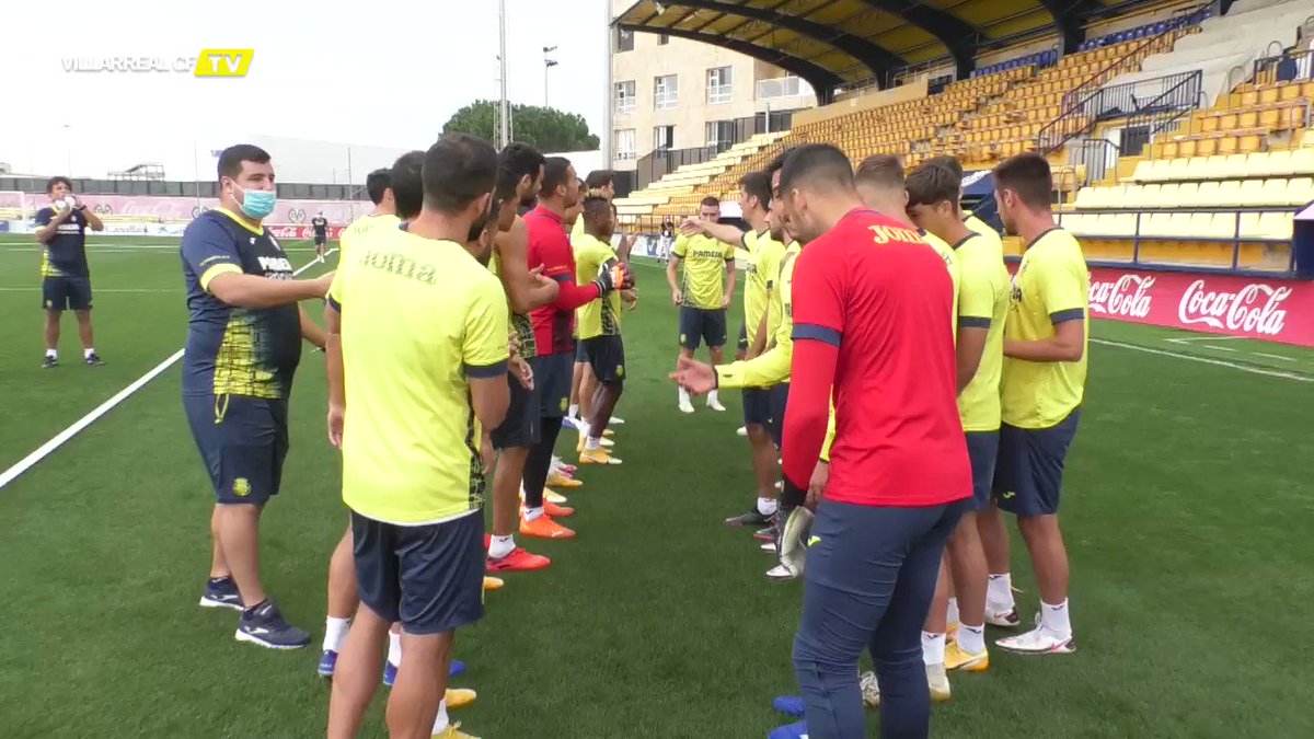 #VillarrealTV 🎥 | El equipo le dio una 'cálida 😜' enhorabuena a Moi y a @AlfonsoPedraza9 por su renovación con el #Villarreal.
¡Hasta 2025 de amarillo! ¡Grandes 🟡🔵! https://t.co/MJIO4crrnz