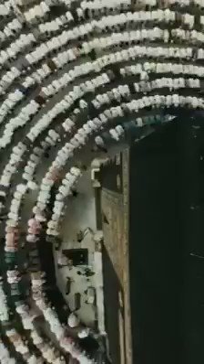 مشهد عظيم للحرم المكي قبل بداية جائحة #كورونا، حيث تداول رواد مواقع التواصل #فيديو مصور من الأعلى أثناء تأدية الصلاة في أيام ما قبل الجائحة والمصلون يملأون الحرم، بدون تباعد، اللهم أزل الغمة وفرج الكرب 🕋🙏
@sayidatynet https://t.co/iibi54q6zf
