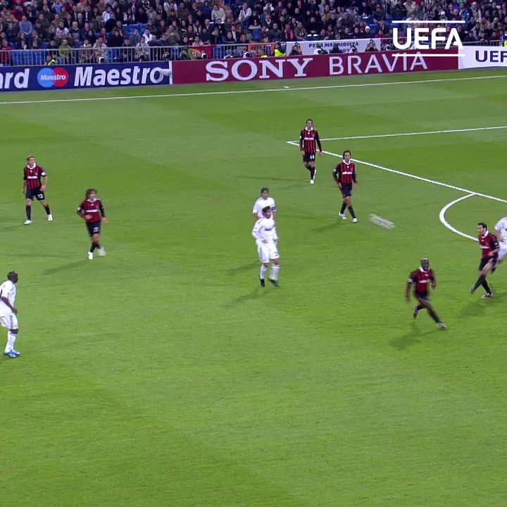 ๐ง๐ท Ronaldinho's juggling act #OTD in 2009! ๐คนโโ๏ธ
#UCL | @acmilan | @10Ronaldinho https://t.co/SUBwfNomMu
