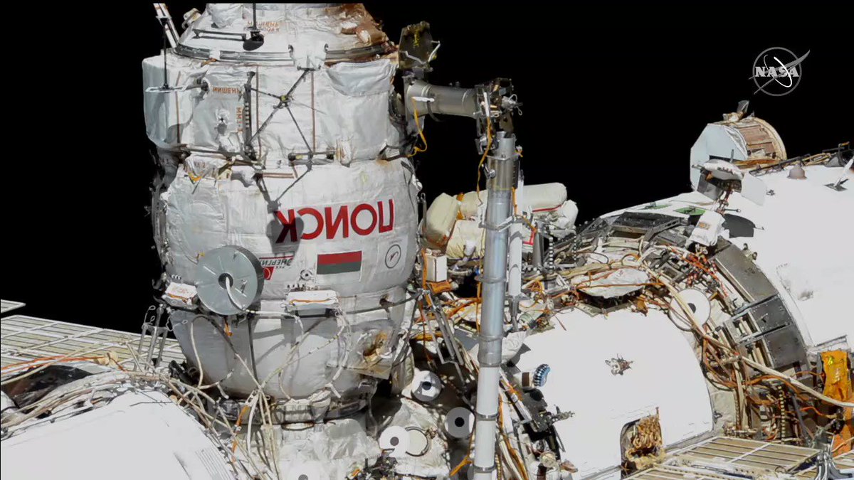 Spacewalkers Sergey Ryzhikov and @KudSverchkov are working one final task outside the Poisk module which they will enter afterward to complete their excursion. https://t.co/lCvrNKYM9r https://t.co/bjMCS8dAUq
