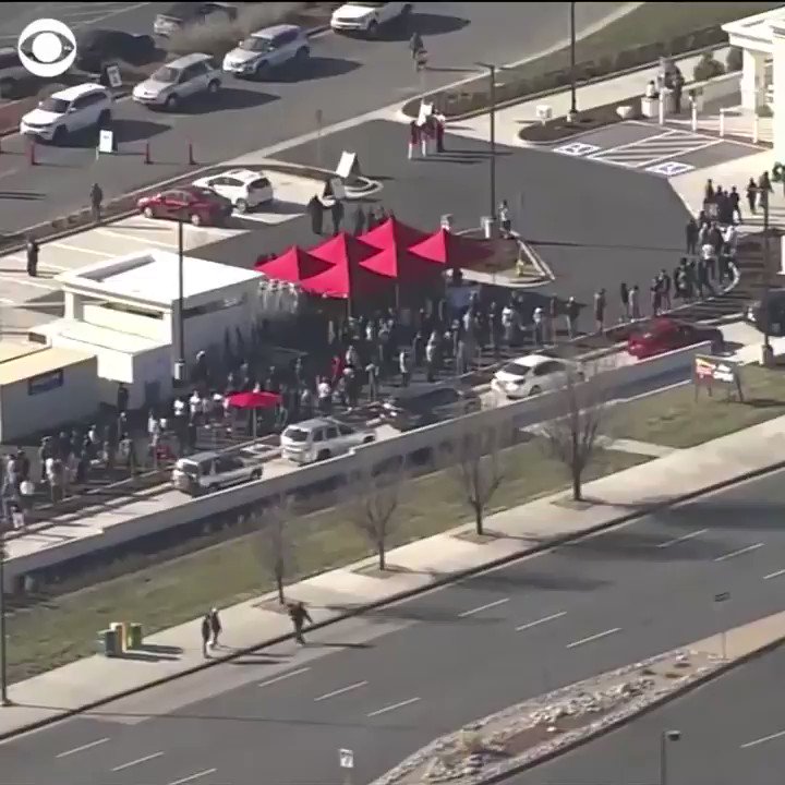 The grand opening of an In-N-Out Burger in Aurora, Colo., on Friday resulted in fast food pandemonium: local officials estimated a "12-hour" wait time. π https://t.co/qDtMhsP8u9
