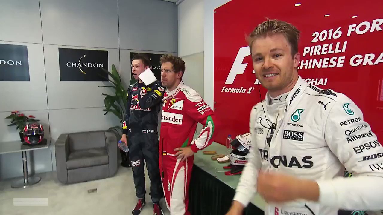モンダ F1という名の教科書 F1翻訳 16年中国gp クビアトvsベッテル 優勝してはしゃぐロズベルグの後ろで口喧嘩する二人 この時ベッテルがクビアトに向けて発した Torpedo がこの年の流行語にｗロズベルグの気まずそうな顔も注目ポイントです