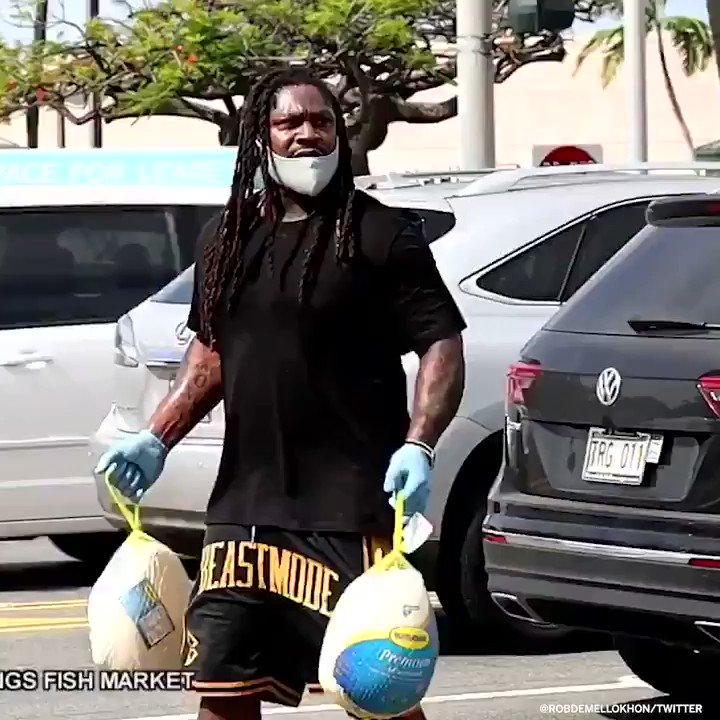 .@MoneyLynch helped hand out 200 free turkeys to people in Hawaii for Thanksgiving 👏
(via @RobDeMelloKHON) https://t.co/084m5Bz2sb