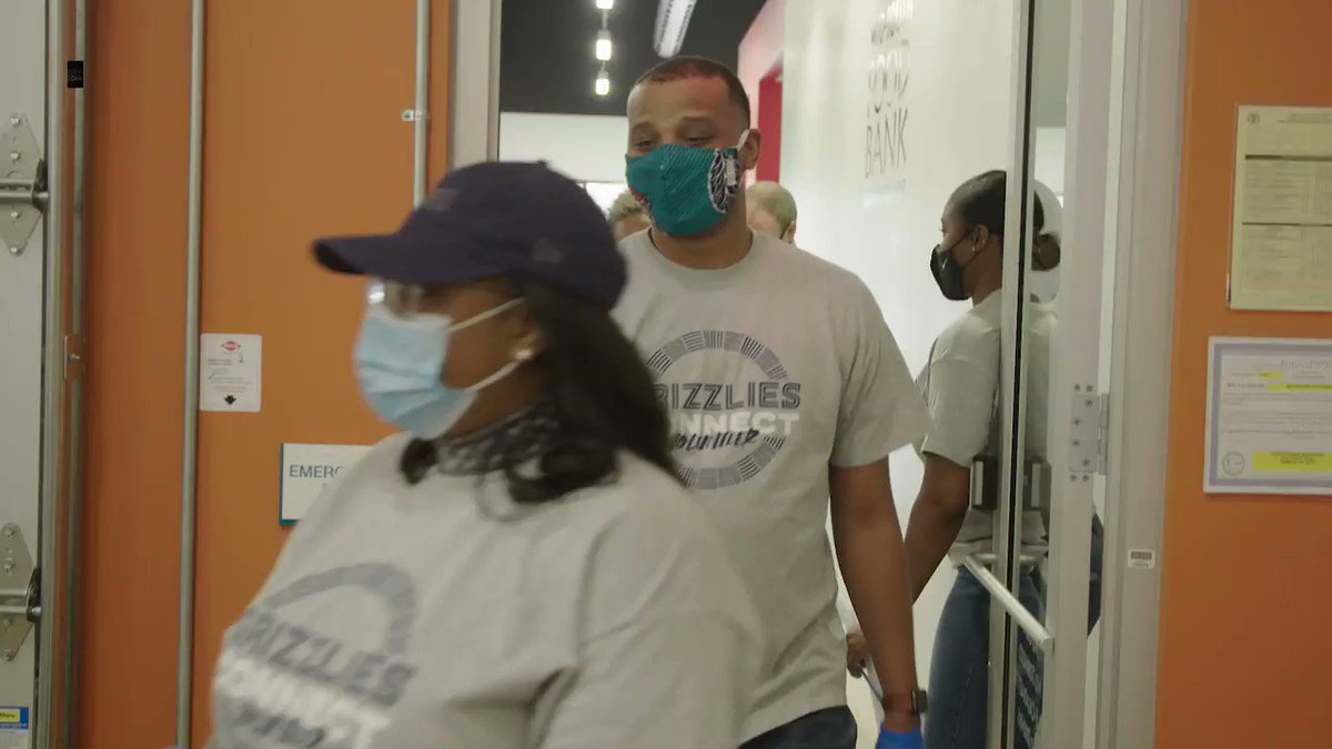 Coach Jenkins recently joined some of our employees in a day of service at the @MSouthFoodBank.
Take a look β¬οΈ https://t.co/SKEx9Hybcx