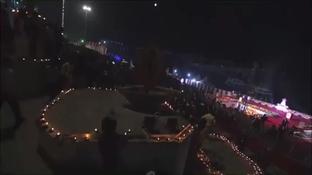 कोरोना के कारण, इस बार मुझे आने में विलंब हो गया। लेकिन इस दौरान भी मैं काशीवासियों से दूर नहीं रहा। सारी व्यवस्थाओं को लेकर हमेशा जुड़ा रहा।
मां अन्नपूर्णा की धरती पर आपने सेवाभाव से जो काम किया है, उसने मेरे मन को छू लिया है। https://t.co/8yNPLOUXNl