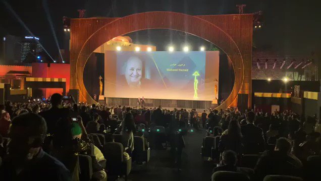 تصفيق حاد أثناء تكريم وحيد حامد بــ مهرجان القاهرة السينمائي