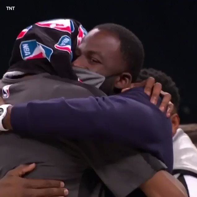 [花邊] 奈許執教生涯首勝!厄文獻上比賽用球 KD擁抱嘴綠有說有笑