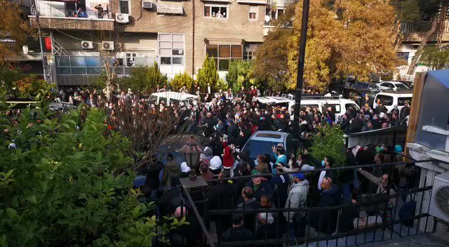 "عراضة شامية" أثناء تشييع جثمان المخرج السوري حاتم علي في العاصمة دمشق