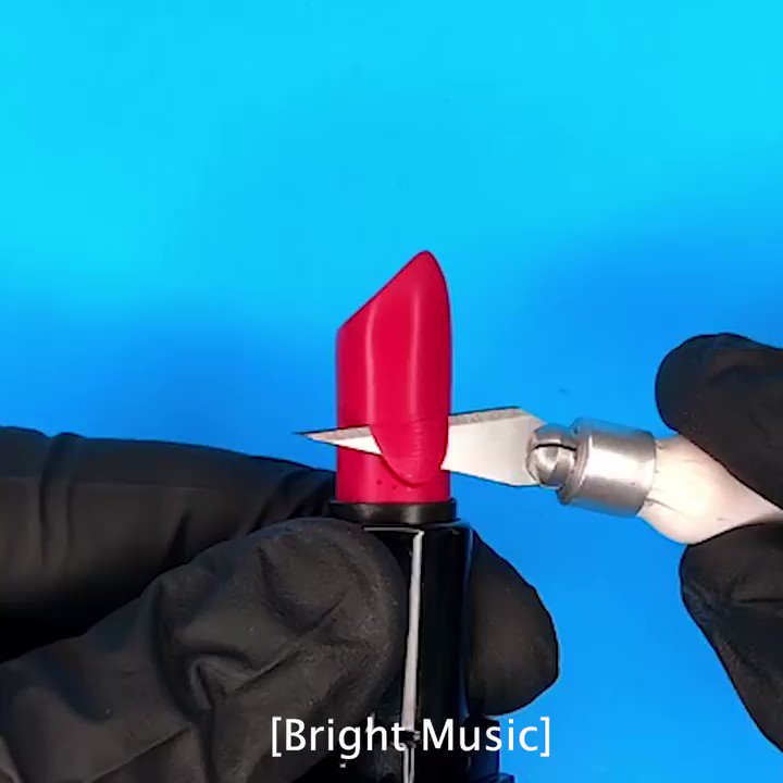 It’s called lipstick art, sweetie, and Salavat Fidai is really good at it. 💋→ https://t.co/STo9ZVnOLI https://t.co/jqNbo25Ofh