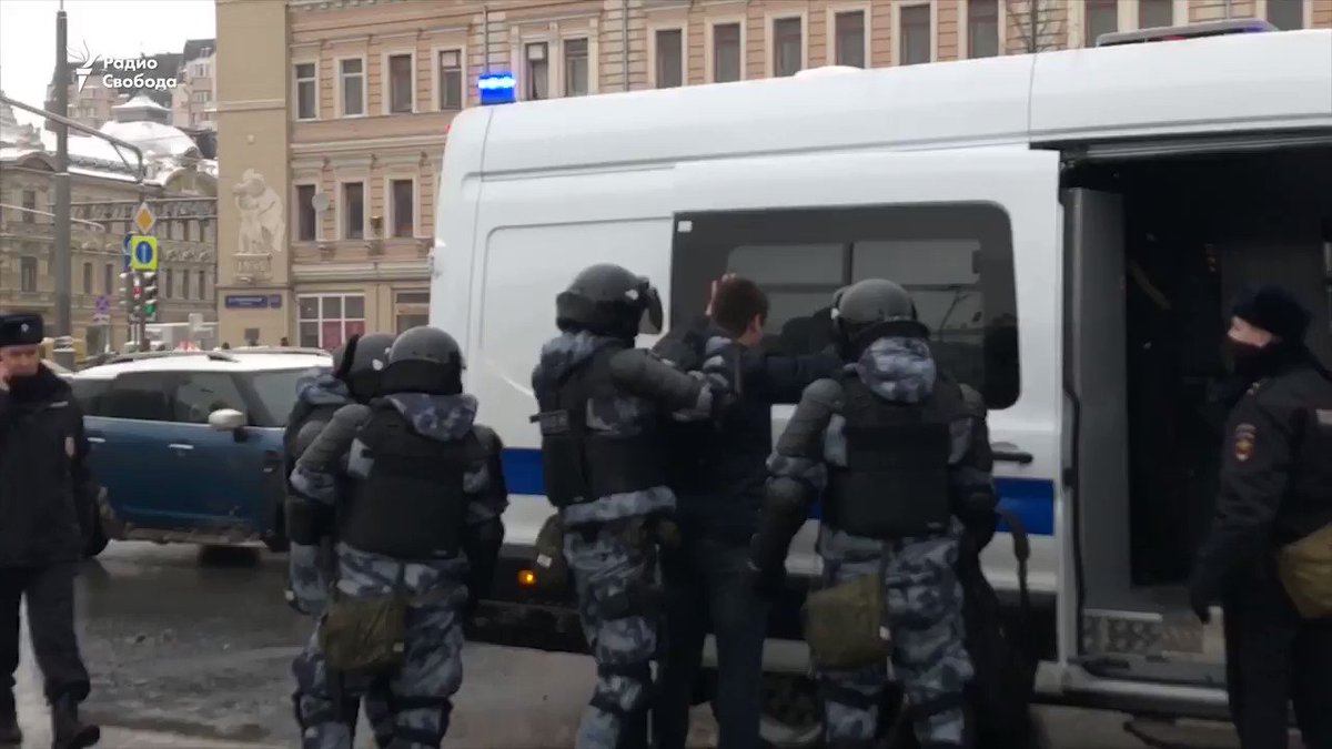 Арест даже. Митинг Сухаревская. Митинг Сухаревская задержание. Задержание сторонников Навального в Москве. Большой полицейский автозак на красной площади.