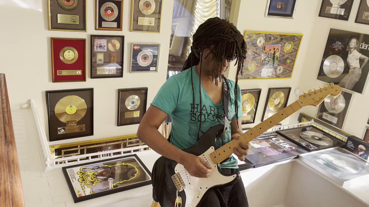 I'm selling most of my guitar collection for charity. Original Fender gold plated hardware 1962 #strat. #StevieRayVaughan played it on his album #familystyle and on the @DavidBowiereal album #letsdance. This axe is versitile rock, jazz fusion and funk. I just played some licks https://t.co/GA1VQ2ZIQN