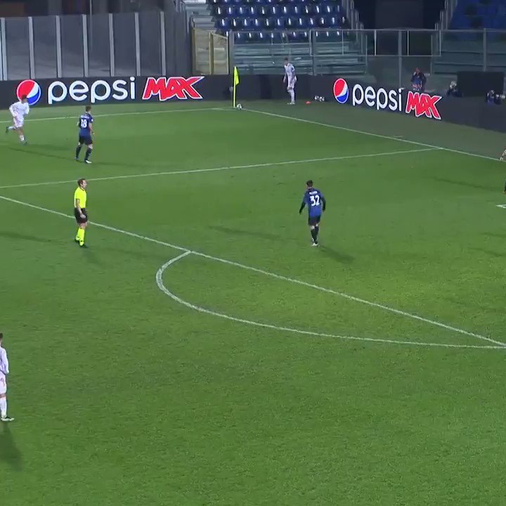 🇫🇷 Kylian Mbappé curls in a beauty, completes his hat-trick in style & wins #UCL Goal of the Week! 👏
#UCLGOTW | @nissansports https://t.co/Ftckn99P4U