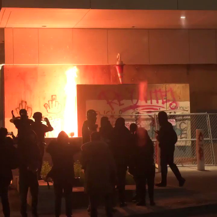 RT @Ruptly: Protesters set fire to #ICE building in #Portland
#USA https://t.co/w73Wt2u27c