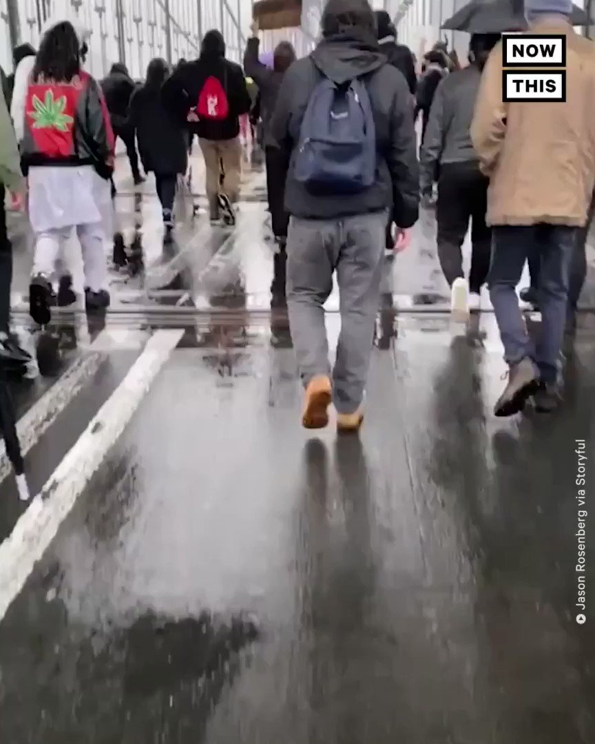 Protesters in NYC shut down portions of the Manhattan Bridge on Monday night, in solidarity with Daunte Wright and his family. Wright, 20, was shot and killed by police in Brooklyn Center, MN, during a traffic stop on April 11. His death has sparked demonstrations nationwide https://t.co/08zu138Bkd