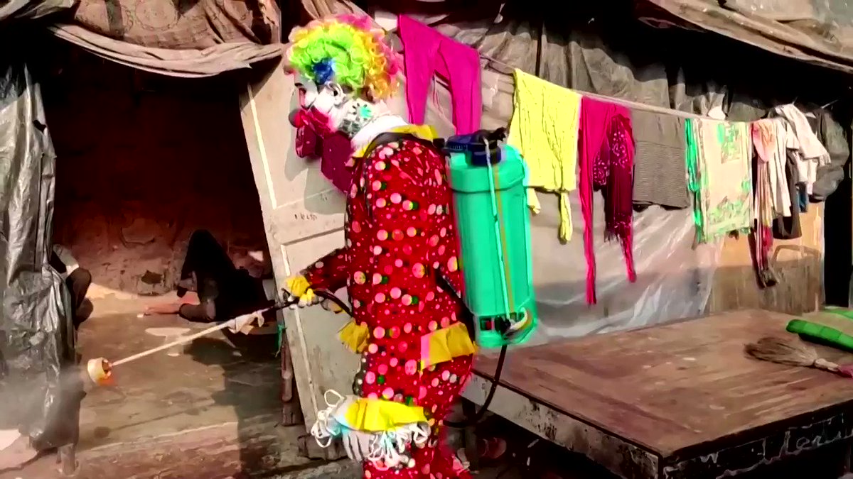 This clown is disinfecting impoverished areas in India's Mumbai https://t.co/lf46OAvx9w