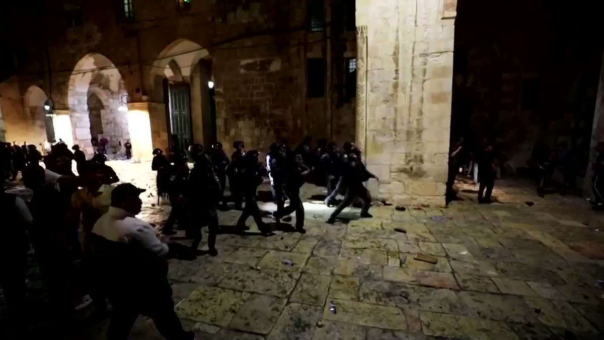 Israeli police fired rubber bullets and stun grenades toward rock-hurling Palestinian youth at Jerusalem's Al-Aqsa Mosque amid growing anger over the potential eviction of Palestinians from homes on land claimed by Jewish settlers https://t.co/YQ87lXaMmx https://t.co/2ho8r1vRjY