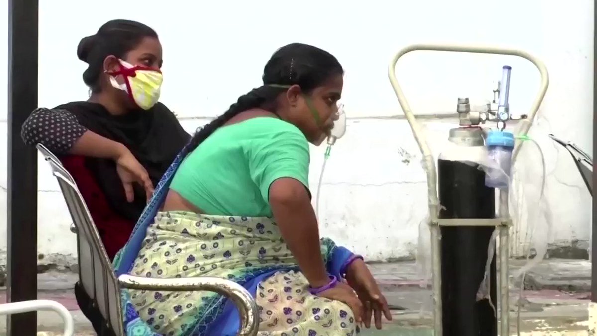 India reported its highest single-day COVID-19 death toll as cases rose and states imposed stricter lockdowns https://t.co/9mCHkOkeJo https://t.co/RQEhfMrvm5