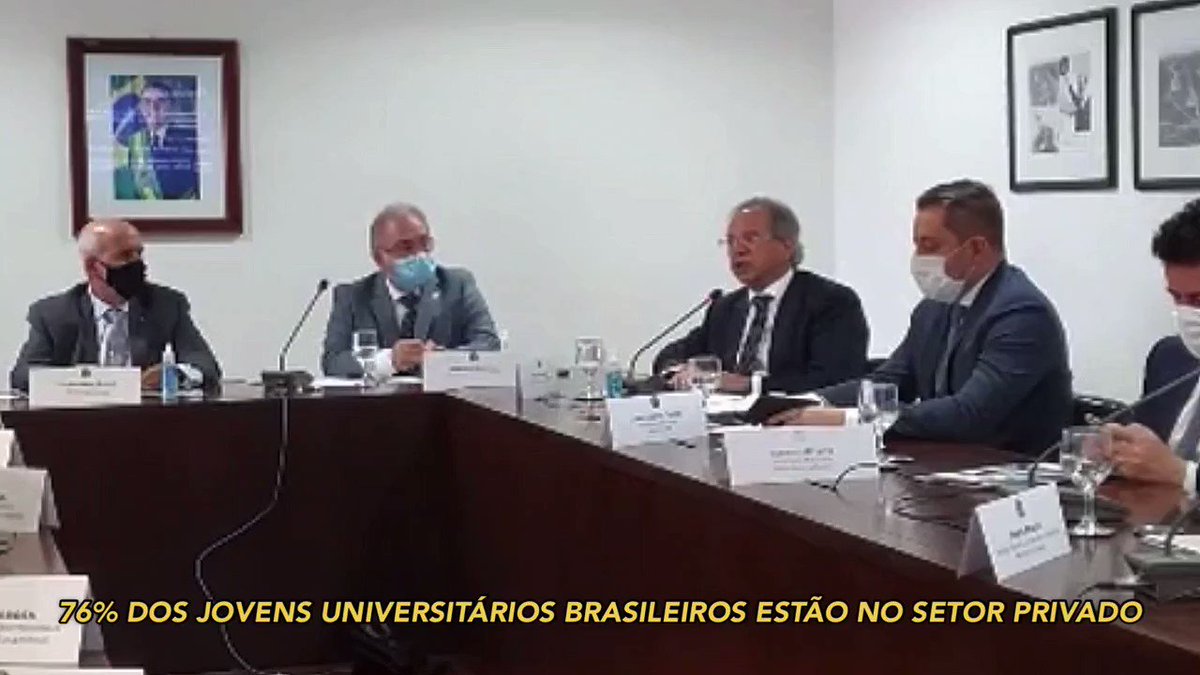O Facebook disponibilizou o vídeo de uma reunião apagado pelo Ministério da Saúde. Em um trecho, Paulo Guedes critica a educação pública, ao afirmar que crianças de 5 anos aprendem sexo na escola e universidades têm circulação de maconha. Ele imitou um usuário.
🎥: @sampancher https://t.co/h012fYOxkv