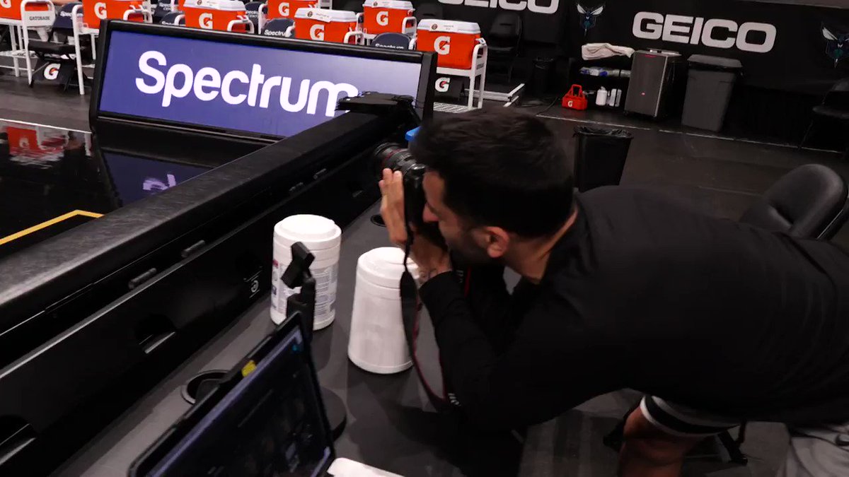 A man of many talents.
Introducing our new social photographer: Facu 😂
#MileHighBasketball https://t.co/fkxBgsNsSA