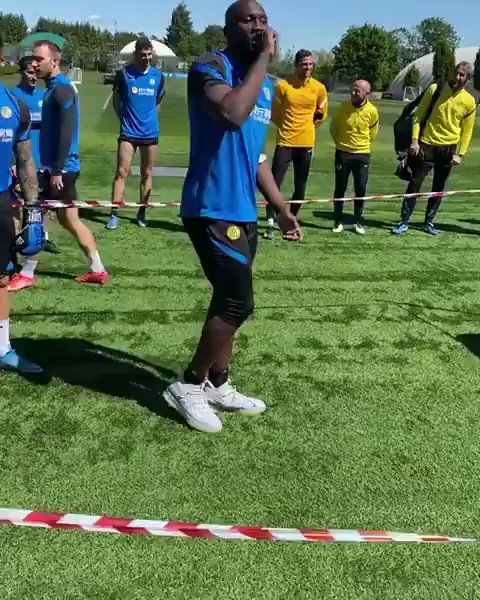 Inter organized a boxing match between Lautaro Martínez and Antonio Conte after things got heated when the Argentinian was substituted against Roma 😤😂👊
(via antonioconte/IG) https://t.co/aVYoqKBJzq