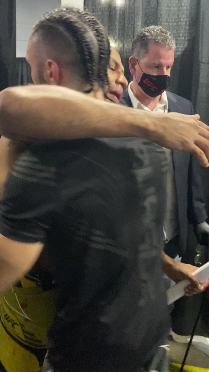 Esprit sportif. 🤝
@EdsonBarbozaJR & @HurricaneShaneB dans les coulisses de l'#UFC262. https://t.co/LeRmXe6D1h