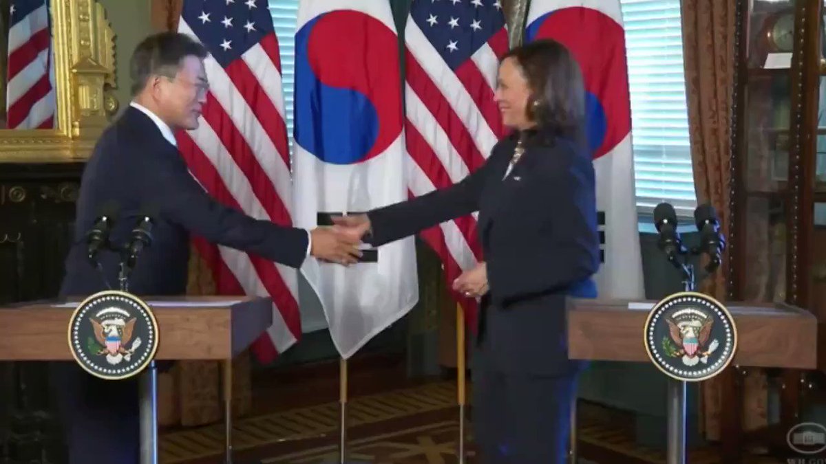شاهد.. موقف محرج لـ "كامالا هاريس" مع رئيس كوريا الجنوبية البيان القارئ دائما