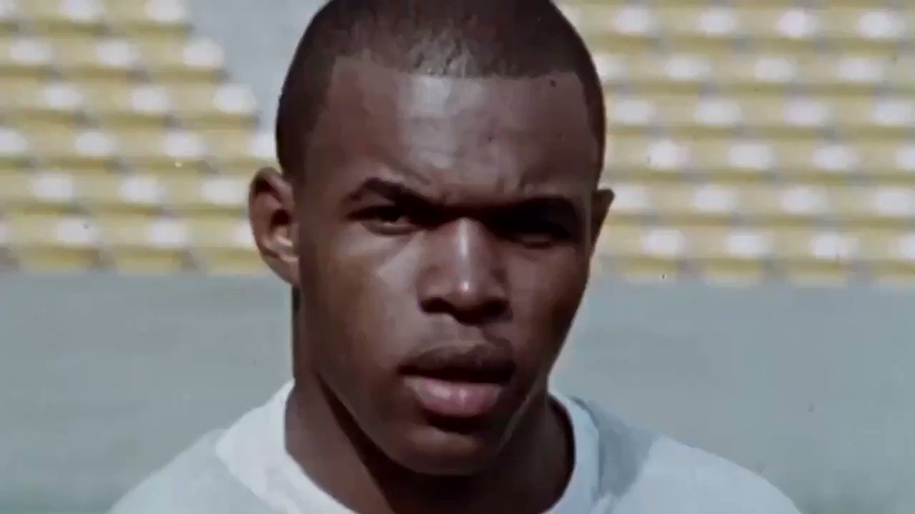Happy 78th Birthday to the late Kansas Comet, Gale Sayers. 

Truly one of a kind. 