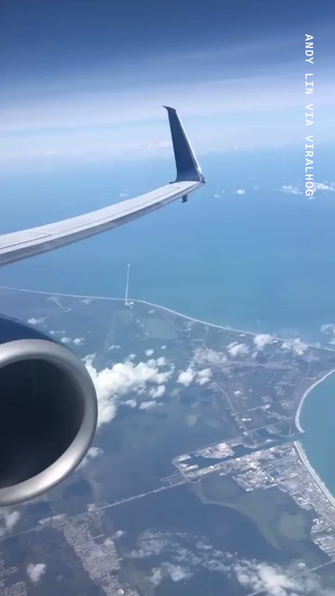 Not something you see every day from the window of a plane! This is one incredibly lucky passenger 😲🚀 https://t.co/vyTUww7wIf