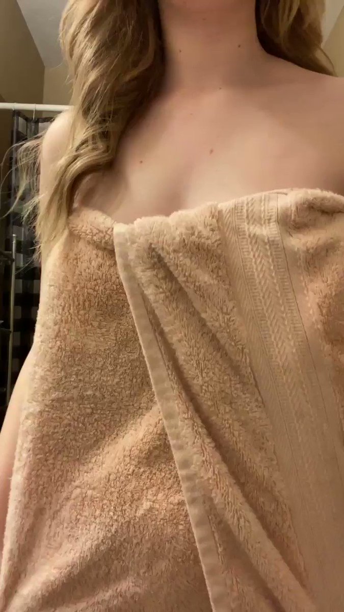 “Baby I'm in towel 🐇💙 https://t.co/OxkpRnF61x” .