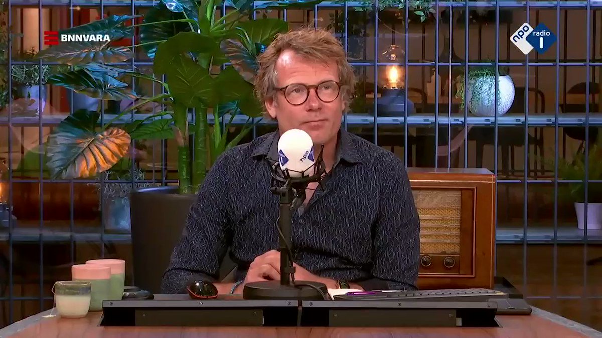 'Zijn Joden Wit?' zie je overal op borden in Amsterdam. Het Joods Historisch Museum wil graag de kennis en onderling begrip vergroten. @keesvanamstel hoopt dat zo'n expositie helpt: "Anders wordt Zijn Joden Bang de volgende tentoonstelling". https://t.co/6NyQLJCxTh