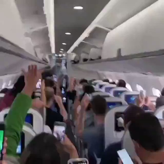 Brazilian president Jair Bolsonaro was ran out of plane after every passenger began heckling him and calling him a genocider. #ForaBolsonaro
Read why Brazil hates him so much: https://t.co/7RAyqbBYg5 https://t.co/cJJSxDcIfi