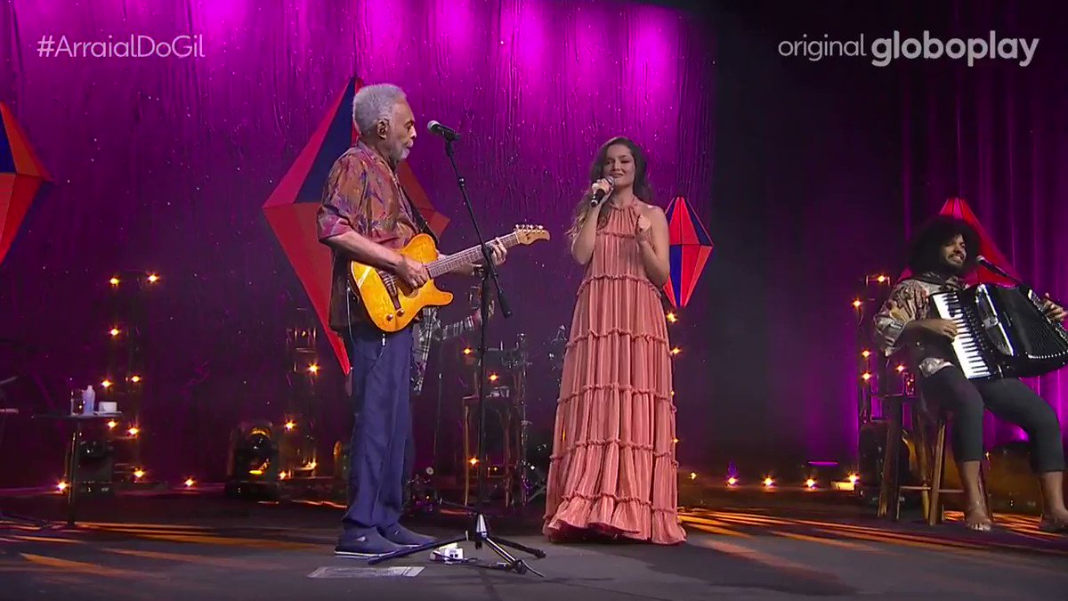 Eu é que não sei se vou me segurar com esses dois bonitos juntos! 🥰 @juliette @gilbertogil #ArraialDoGil https://t.co/PxYH07oB8R https://t.co/FX9NeaFdbk