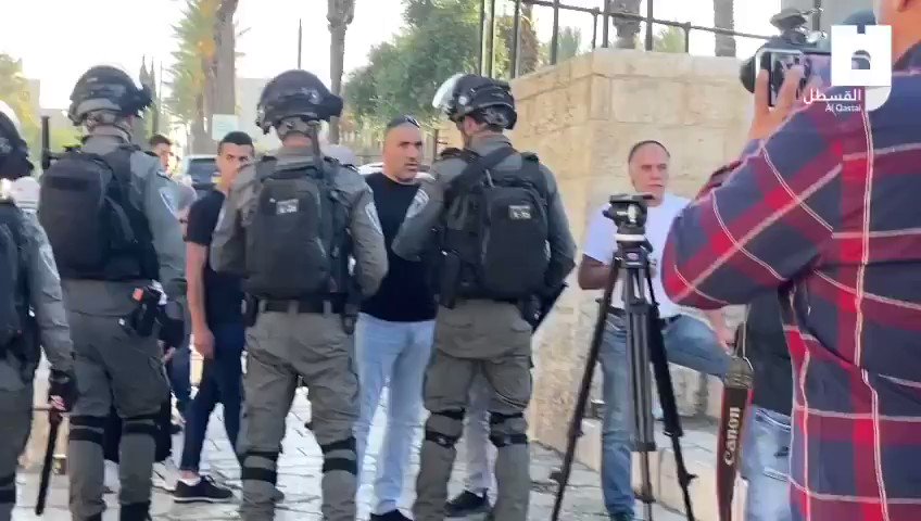 Israeli occupation police assault #Palestinian protesters while demonstrating in Jerusalem's Damascus Gate plaza against insults made by Israeli settlers against Islamic Prophet Mohammad (PBUH), today. https://t.co/OGmX0nWyqE
