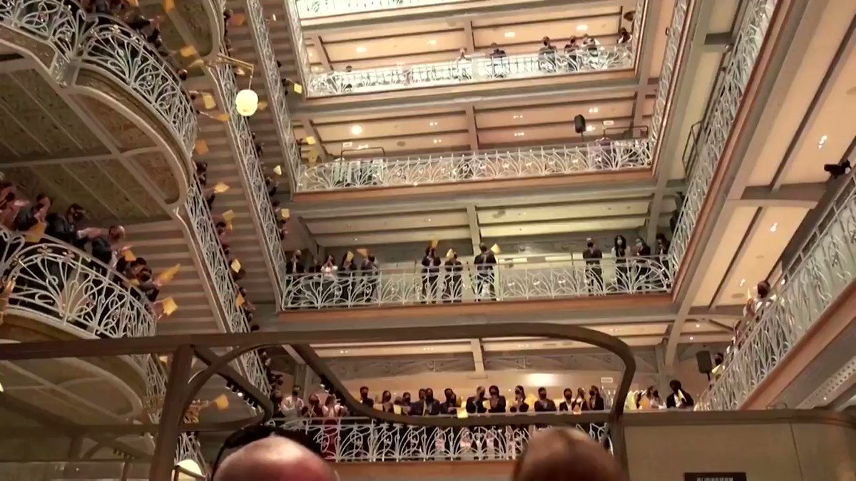 Paris’ iconic La Samaritaine shopping center opens after 16 years. LVMH revamped the 150-year-old store as a way to increase tourist spending once travel curbs are eased https://t.co/6kn8tpFumF https://t.co/6kMO9PNeaJ