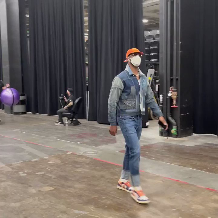 CP3 and Book have arrived for Game 5 of the #NBAFinals π
πΊ 9 ET on ABC https://t.co/FwfVcO2sPO