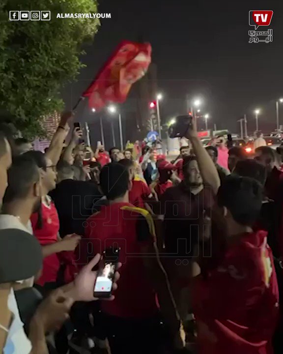 «صلي على الحبيب حمدي بمية لعيب».. جماهير الأهلي تشجع حمدي فتحي و لاعبي الفريق من امام نادي الجزيرة