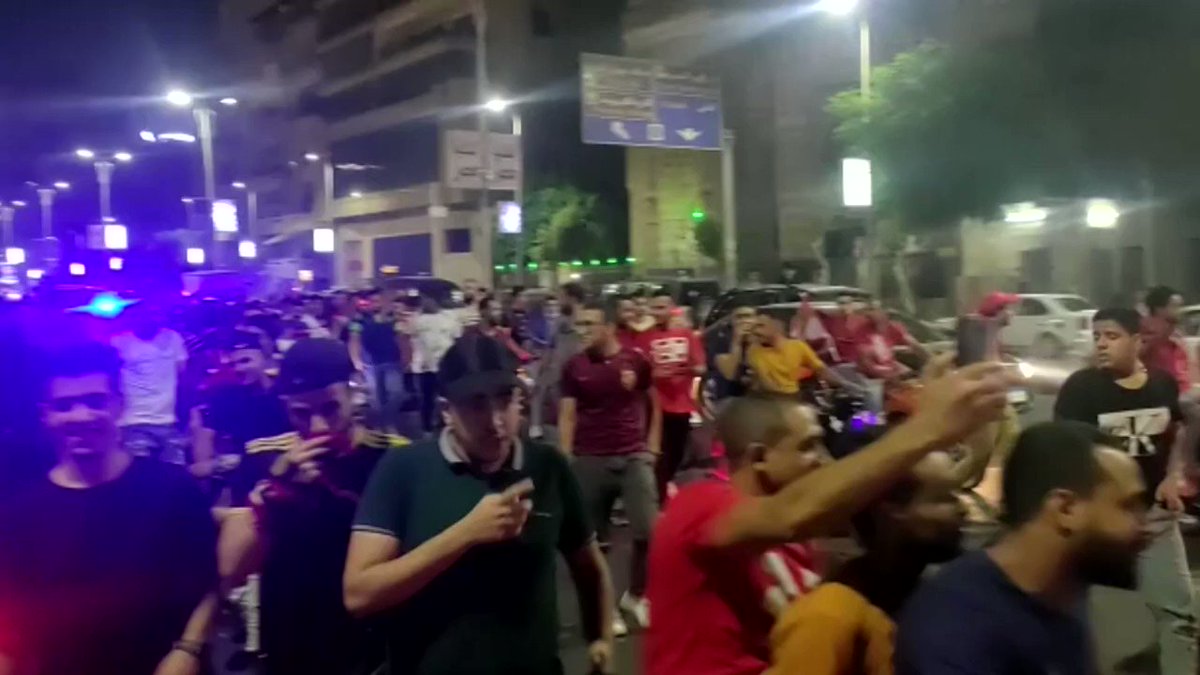 صلي علي الحبيب بنحبك يا خطيب..هتافات قوية من جماهير الاهلي بشوارع القاهرة صدى البلد البلد