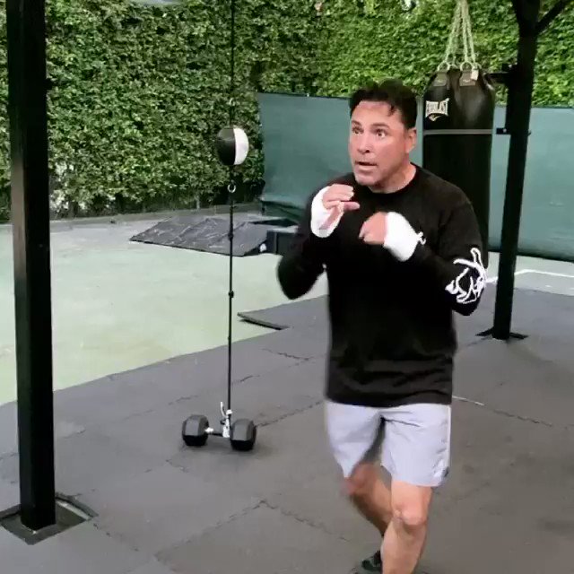 The Golden Boy still got it 🥊
(via @oscardelahoya) https://t.co/Uy7e5WQDBc