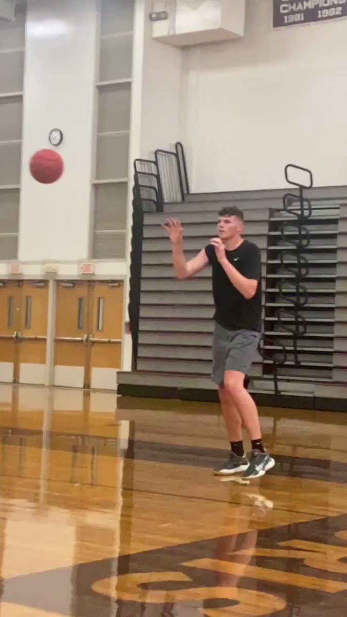 Spent the morning watching Bristol Central High School big man and UConn commit Donovan Clingan in Bristol. 7-1 barefoot with a 7-7 wingspan and a really impressive skill set. Great hands and touch. Stretches it to 3. Looking forward to following his development with the Huskies. https://t.co/cWQ0OOtYYM